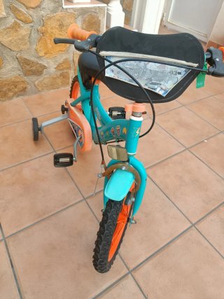 Bicicleta infantil azul y naranja