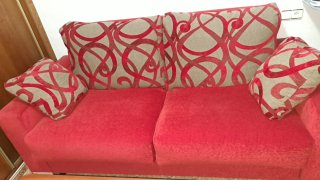 Sofá cama, mesa y 2 sillas madera
