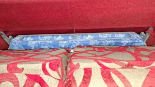 Sofá cama, mesa y 2 sillas madera
