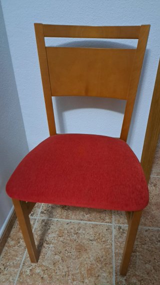 Sofá cama, mesa y 2 sillas madera