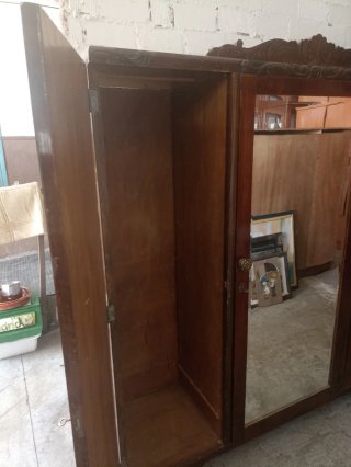 Armario de madera con espejos