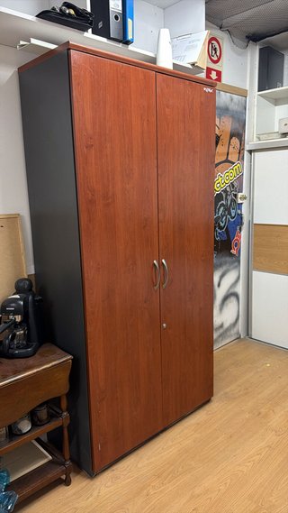 Armario de oficina de madera con cerradura