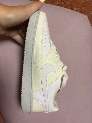 Zapatillas Nike casual beige y blanco