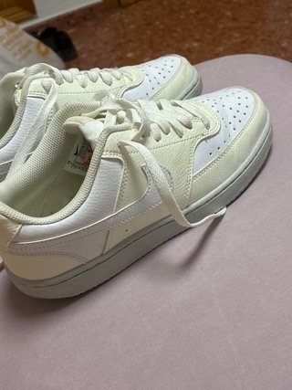 Zapatillas Nike casual beige y blanco