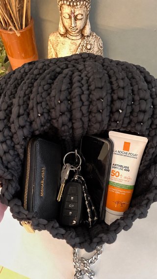 Bolso artesanal negro con cadena ycierre magnético