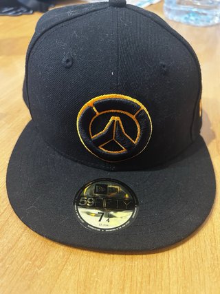 Gorra New Era Negra con Logo Dorado