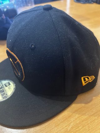 Gorra New Era Negra con Logo Dorado