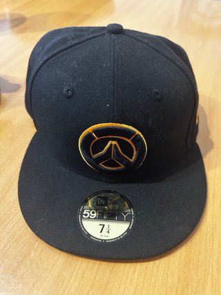Gorra New Era Negra con Logo Dorado