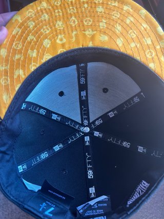 Gorra New Era Negra con Logo Dorado