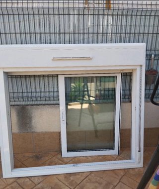 2 Puertas y 2 ventanas con persianas