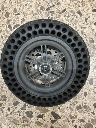 Rueda maciza patinete con motor y llanta