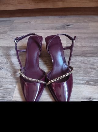 Zapatos de tacón burdeos con cadena dorada