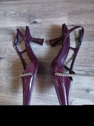 Zapatos de tacón burdeos con cadena dorada