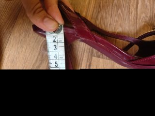 Zapatos de tacón burdeos con cadena dorada