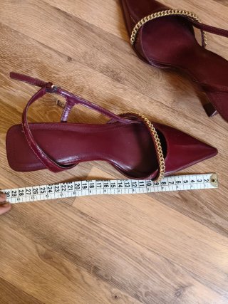 Zapatos de tacón burdeos con cadena dorada