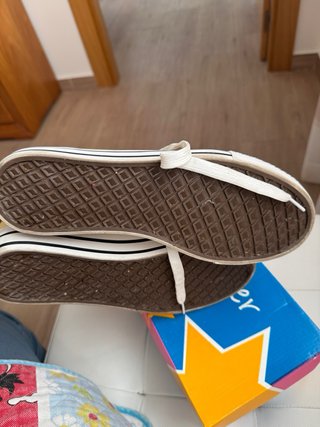 Zapatillas polipiel cómodas amarillas y blancas