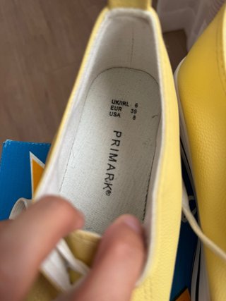 Zapatillas polipiel cómodas amarillas y blancas