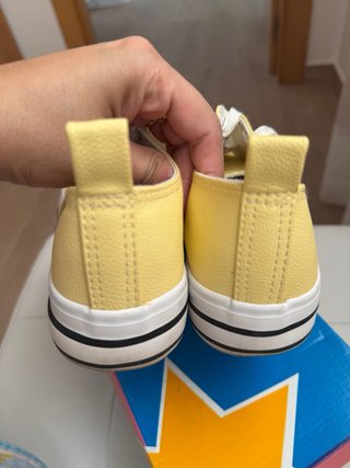 Zapatillas polipiel cómodas amarillas y blancas