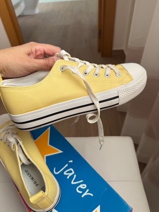Zapatillas polipiel cómodas amarillas y blancas