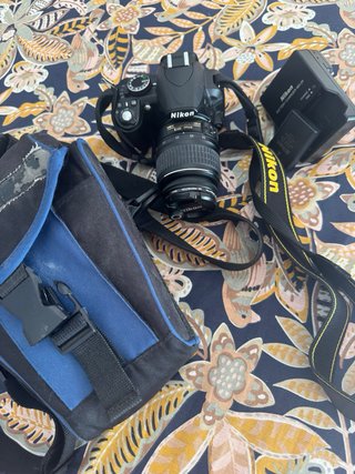 Cámara Réflex Nikon D3100 con funda y dos baterias