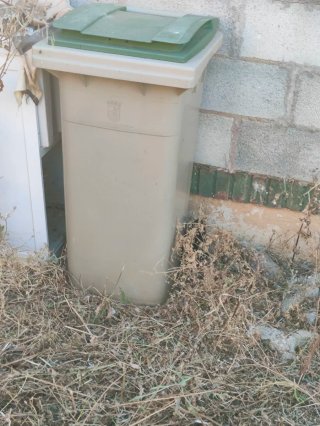 Cubo de basura beige y verde