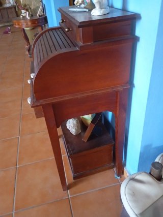 Buró de madera con cajones y persiana