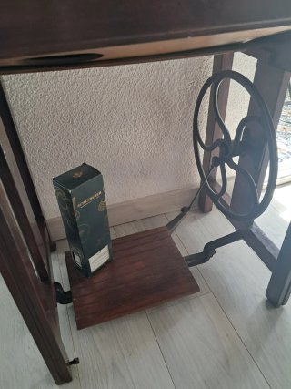 Mesa antigua de coser de madera