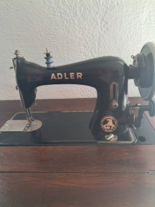 Mesa antigua de coser de madera