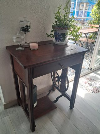Mesa antigua de coser de madera