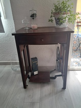 Mesa antigua de coser de madera