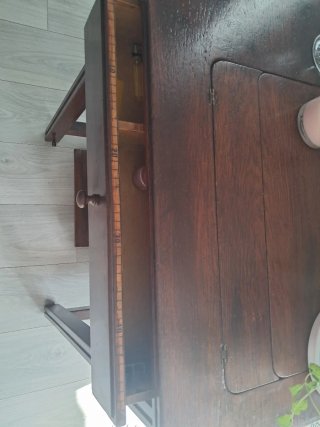 Mesa antigua de coser de madera