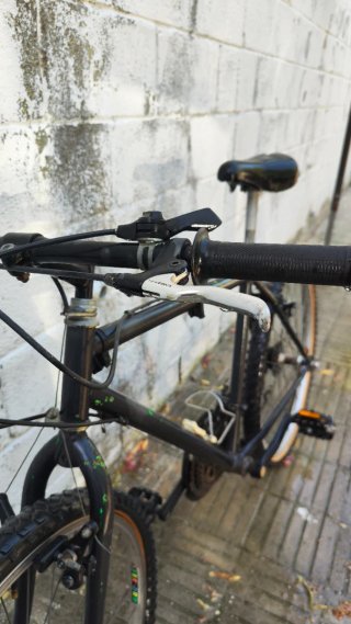 Bicicletas B'TWIN azul y negra.