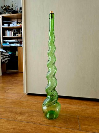 Bottiglia decorativa in vetro verde a spirale