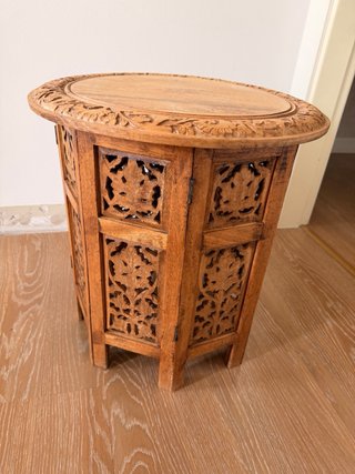 Mesa auxiliar madera tallada