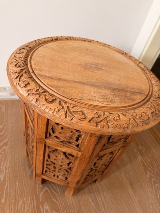 Mesa auxiliar madera tallada