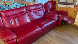 Conjunto de sofá y sillón de piel  rojo