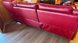 Conjunto de sofá y sillón de piel  rojo