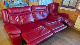 Conjunto de sofá y sillón de piel  rojo