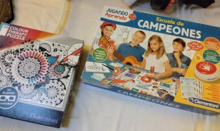 Lote de juegos y maqueta espacial.