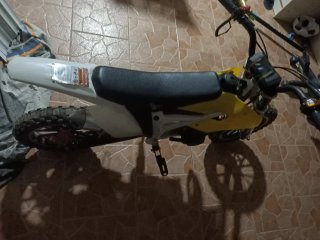 Moto Enduro/Motocross Blanca y Amarilla