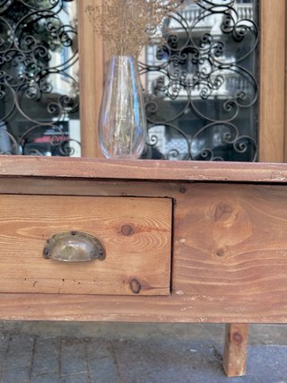 Mesa rústica de madera con cajones