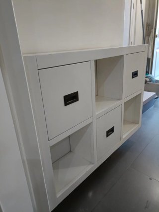 Consola de madera blanca