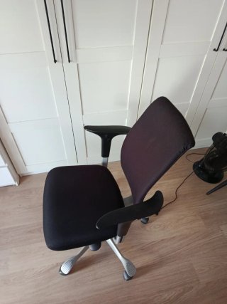 Silla de escritorio negra y plateada