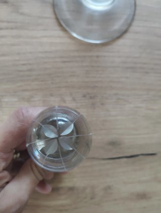 Jarrón y licorera de vidrio grabado