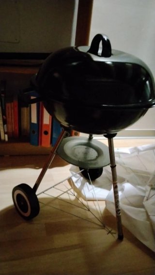 Mini barbacoa portátil con tapa y ruedas