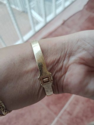 Pulsera dorada con piedras marrones y blancas