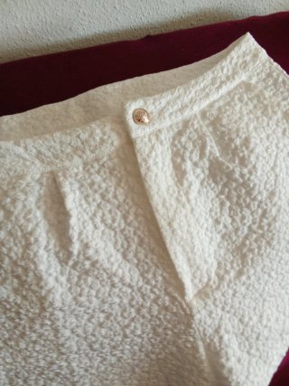 Pantalón corto blanco texturizado