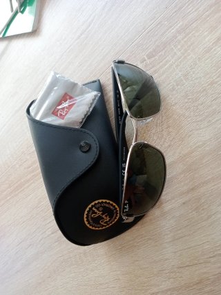 Gafas de sol Ray-Ban plateadas y verdes