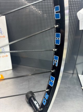 Rueda trasera 26” piñon rosca. Zapatas. Cierre qr