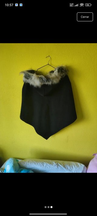 Poncho negro con capucha de pelo